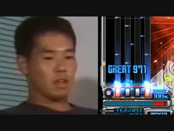 インタビューの最中にビートマニアをする先輩