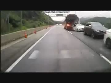 韓国　江原高速道路　バス追突事故