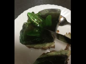 スイーツアート【水から顔を出すトノサマガエル＋おたま】切ってみた