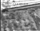 2機のAH-64 アパッチで攻撃している映像