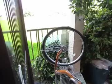 集団ストーカーに玄関ドア破壊に…