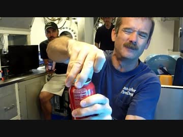 振りまくったコーラを海底で開けるとヤバイ事になる