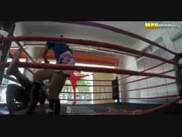 ムエタイ女子チャンピオン  初心者のフリをして男子選手をフルボッコ