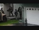 SWAT隊員、突入時盛大にコケる