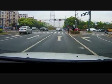 信号無視で突っ込んだ車が激突！彼女を置いて逃げる彼氏にワロタｗｗｗ