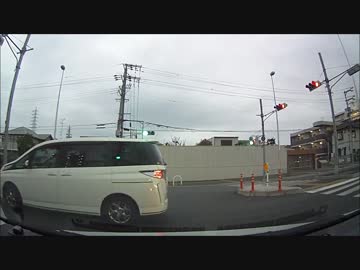 で、でた～w 交差点の真ん中で停車するクッソ邪魔なミニバン奴～ｗｗｗ