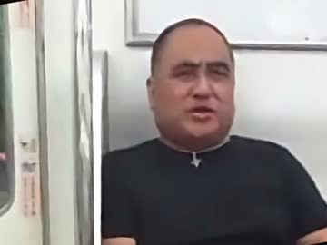 性の喜びおじさん、撮影者に気づき問いかける