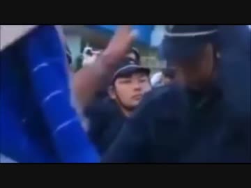 【反日】基地反対派による機動隊員への暴行【パヨク】