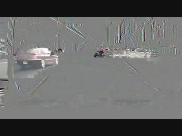 DQNバイクが盛大に轢かれて宙を舞う瞬間 信号無視はいかんでしょｗ