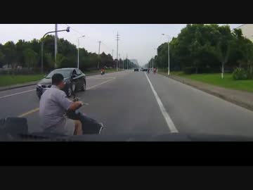 DQNバイク信号無視飛び出し 平然と去っていく