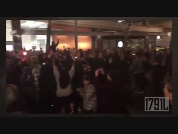 トランプ勝利で自国の国旗を燃やすヒラリー支持者の左翼たち