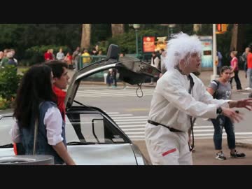 街中のカフェにマーティとドクが現れるドッキリ