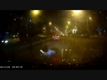 前の車が避けた人を轢いてしまう瞬間 避けるの無理ゲーｗｗｗｗｗｗ