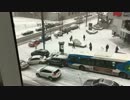 バスやパトカーに除雪車までが玉突き衝突するカオスな連続交通事故