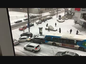 バスやパトカーに除雪車までが玉突き衝突するカオスな連続交通事故