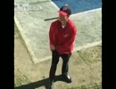 どうみても不自然な動きをする警備員