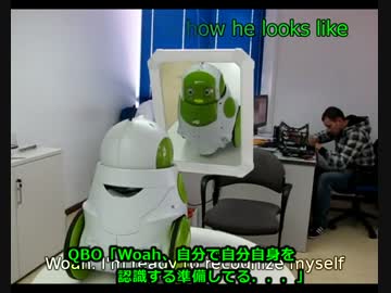 鏡で自分の姿を見たロボット
