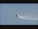 アメリカ海軍ブルーエンジェルスのF/A-18がビーチパラソルを吹き飛ばす