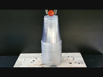 1000度の鉄球 VS プラコップ18個