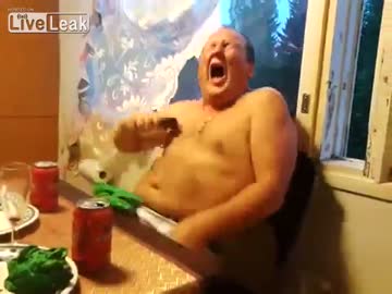 ホモと見る自分にスタンガンをあてるロシア人