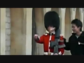 イギリス近衛兵を挑発する韓国人