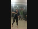 娘の後ろで踊る父？おじさん