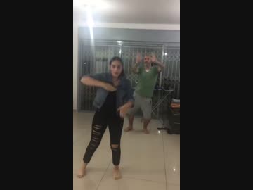 娘の後ろで踊る父？おじさん