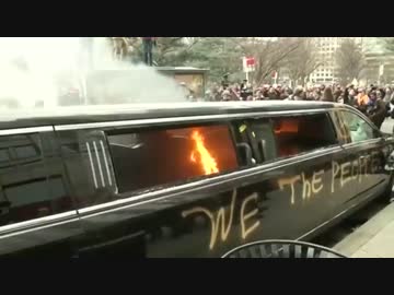 数百人の暴徒が暴れてスタバが破壊されリムジンが燃えるTrump抗議暴動!