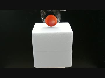 1000度の鉄球 VS 発泡スチロール