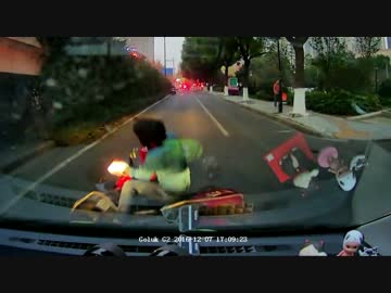 悲報 飛び出してきたおばちゃんバイクを盛大に轢いてしまった・・・・