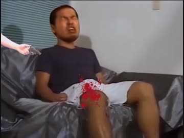 銃で脅され仕方なくインタビューを受ける先輩