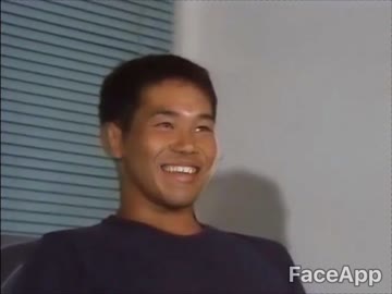 笑顔でインタビューを受ける先輩.faceapp