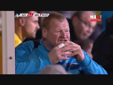 ウェイン・ショー、試合中のベンチにてパイを頬張る。