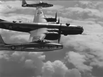 戦闘機と爆撃機を翼でドッキングさせるトンデモ計画　tip tow