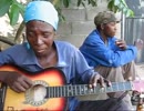 ギターの弾き方が型破りなアフリカのギタリスト
