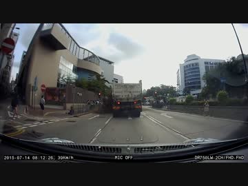 ダンプの急ブレーキで前のBMWがすごいことに（香港）