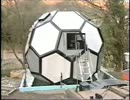 水に浮くサッカーボール型住宅・津波シェルター「バリア」！