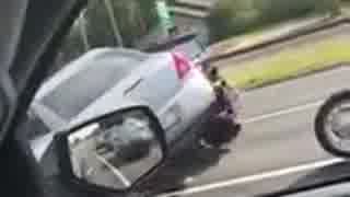 バイク軍団にキレたのか ハーレーに乗り上げる車