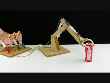 ダンボールと日用品でできたクレーンがすごすぎる件