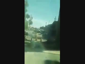 自爆自動車の突入を阻止する装甲ドーザー