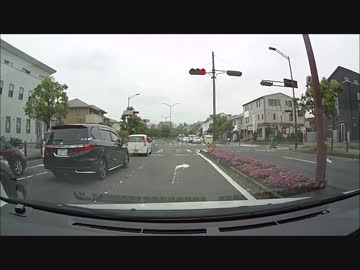 車の間から飛び出しかけた危ないすり抜けバイク！？