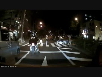 【ドラレコ】信号無視ノロノロ歩行DQN一家にDQN軽バンとバイクが制裁