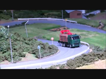 車が動くジオラマを眺める。