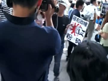 安倍総理演説後、アンチ安倍集団にインタビューしにいくマスコミ