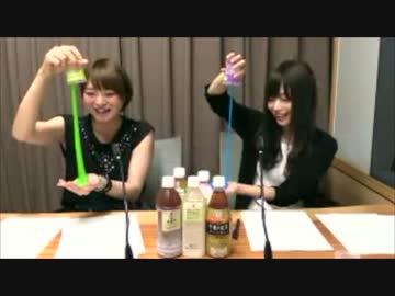 ゲル状の物を手で受け止める井澤詩織と立花理香