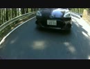 【ドラレコ】峠道で対向車線に膨らんだアクア？と正面衝突