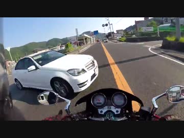 【ドラレコ】安全確認不履行車が横道から出てきてバイクと接触