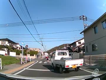 【ドラレコ】間一髪、ょぅι゛ょが轢かれそうになる