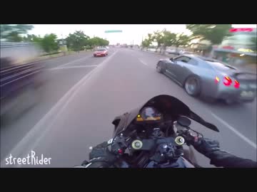 街で見かけた日産GT-Rにレースを挑むもその加速力に圧倒されるロシア人