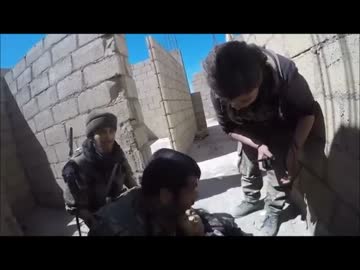 反IS元アメリカ陸軍の民兵　仲間の銃創を応急手当
